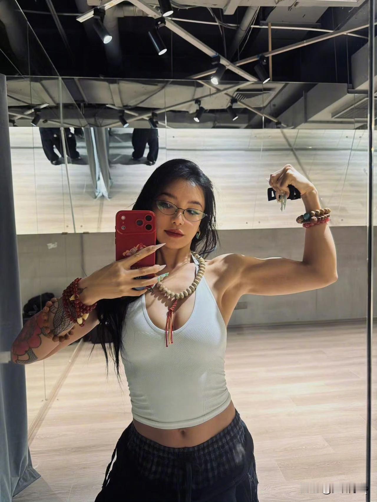 江映蓉称自己是增肌圣体，能吃能睡能练，臂肌、腹肌、背肌都很夯实。这就体格，江映蓉