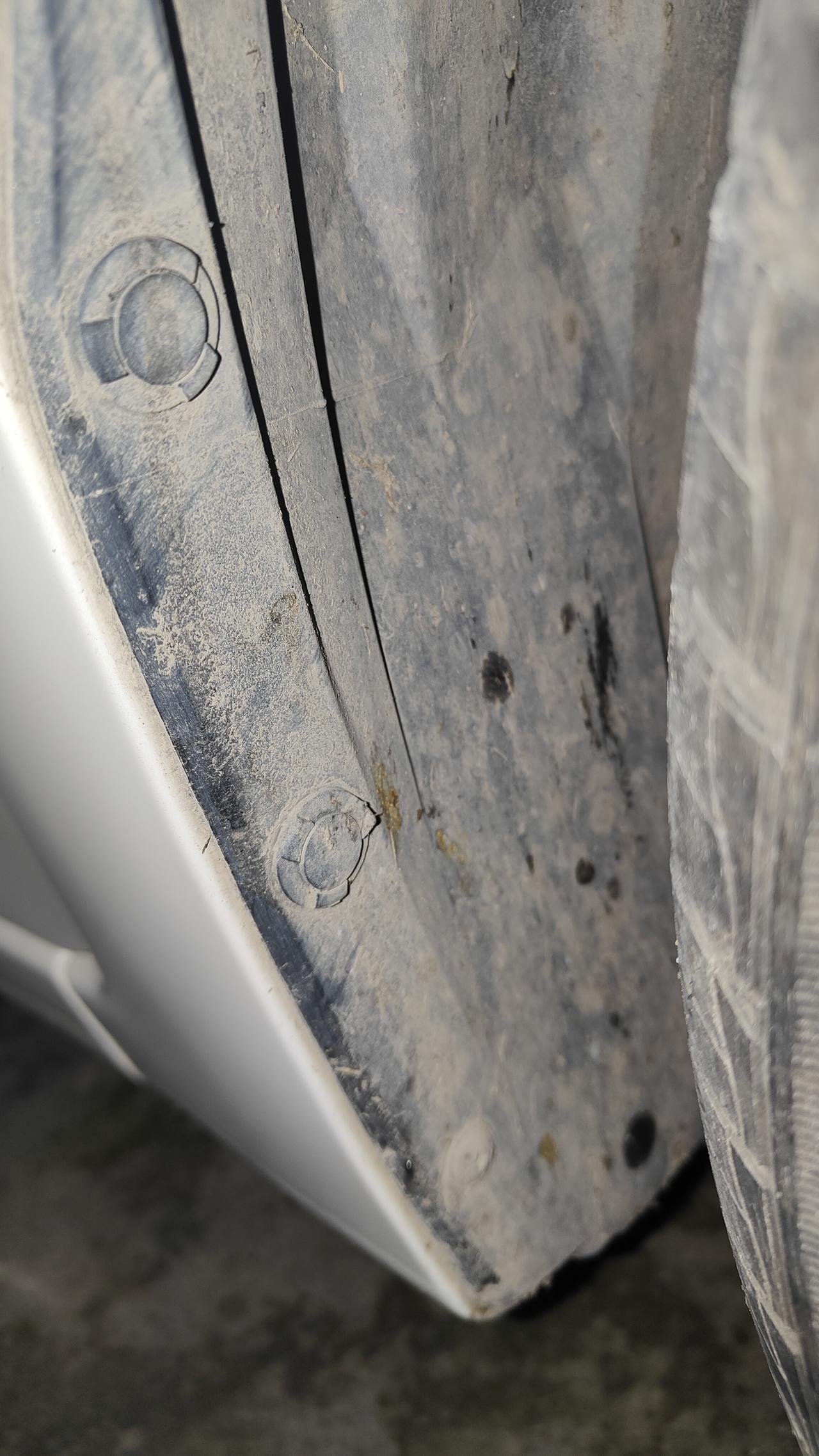 兄弟们挡泥板有没有必要装啊！我的车前轮没有挡泥板一到下雨天泥巴全打车门上了