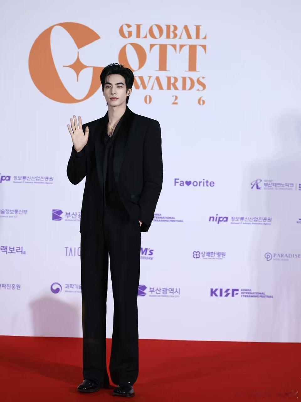 宋威龙宋威龙获最受欢迎男演员满心欢喜见证宋威龙领奖时刻，亚洲内容大赏是对他人气
