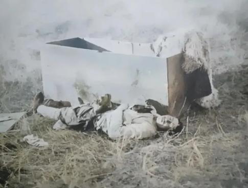 1940年，杨靖宇殉国后，日军拍下的一张老照片，镜头中，将军的身躯躺在一只木柜旁