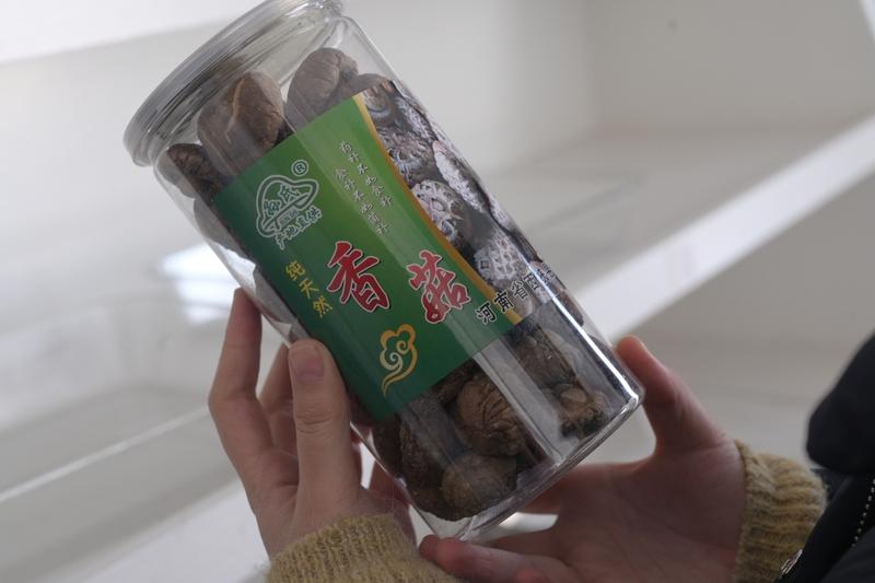 香菇可是个营养宝藏。它富含优质蛋白、多糖、氨基酸和多种微量元素。香菇的功效超厉