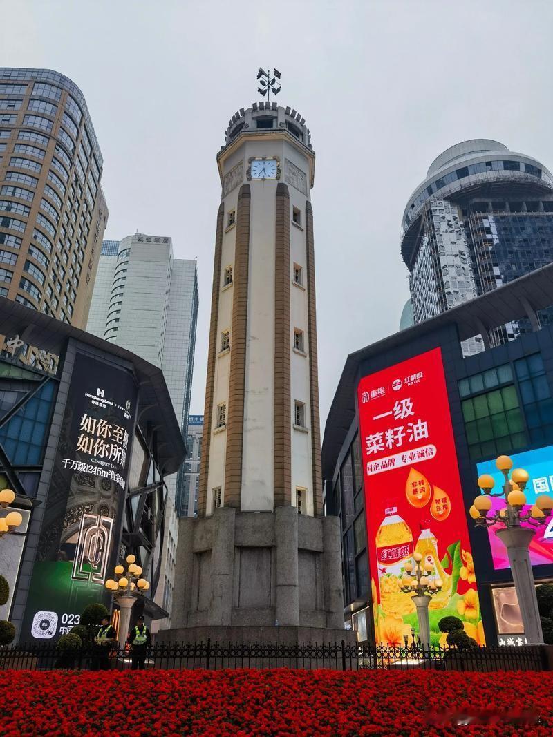 宝子们！最近刷到个超有意思的话题——“来重庆玩你第一时间会想到哪儿？”评论区直接