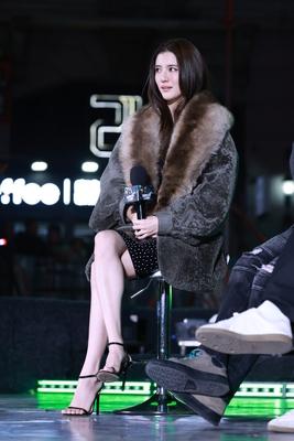 吴千语现身佛山，出席电影《驱魔龙族马小玲》宣传活动，这造型好美哦！皮草外套