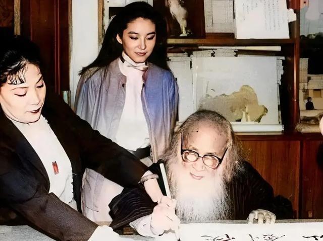 1983年，徐克为寻求张大千的墨宝，亲自登门拜访。可是，张大千已经84岁，早已封