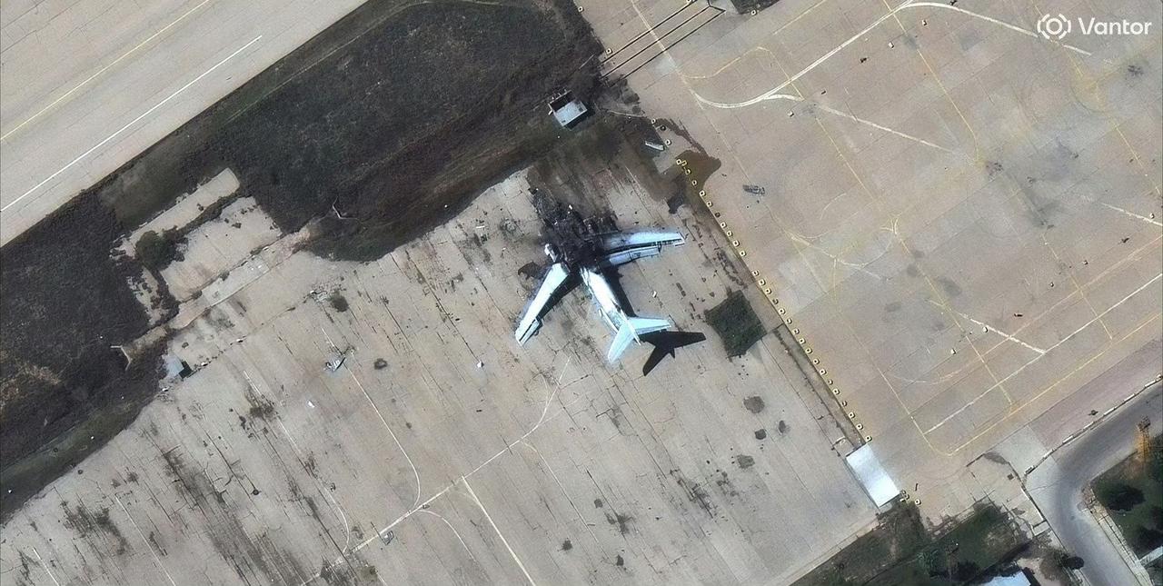 根据2026年3月7日的公开信息，该机场在当日遭到袭击，确认受损的军机包括1架伊