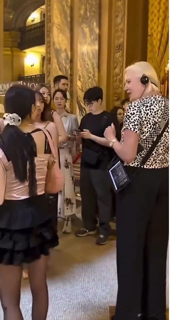 近日在法国巴黎奥赛博物馆，发生一起事关残障歧视问题的事件。一群韩国听障游客按序排