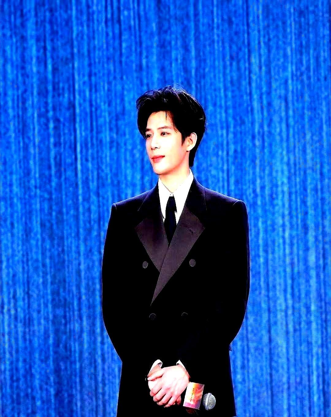 横店现在分两半：横的剧组只剩505个，竖的短剧一年4016部，翻了快三倍。