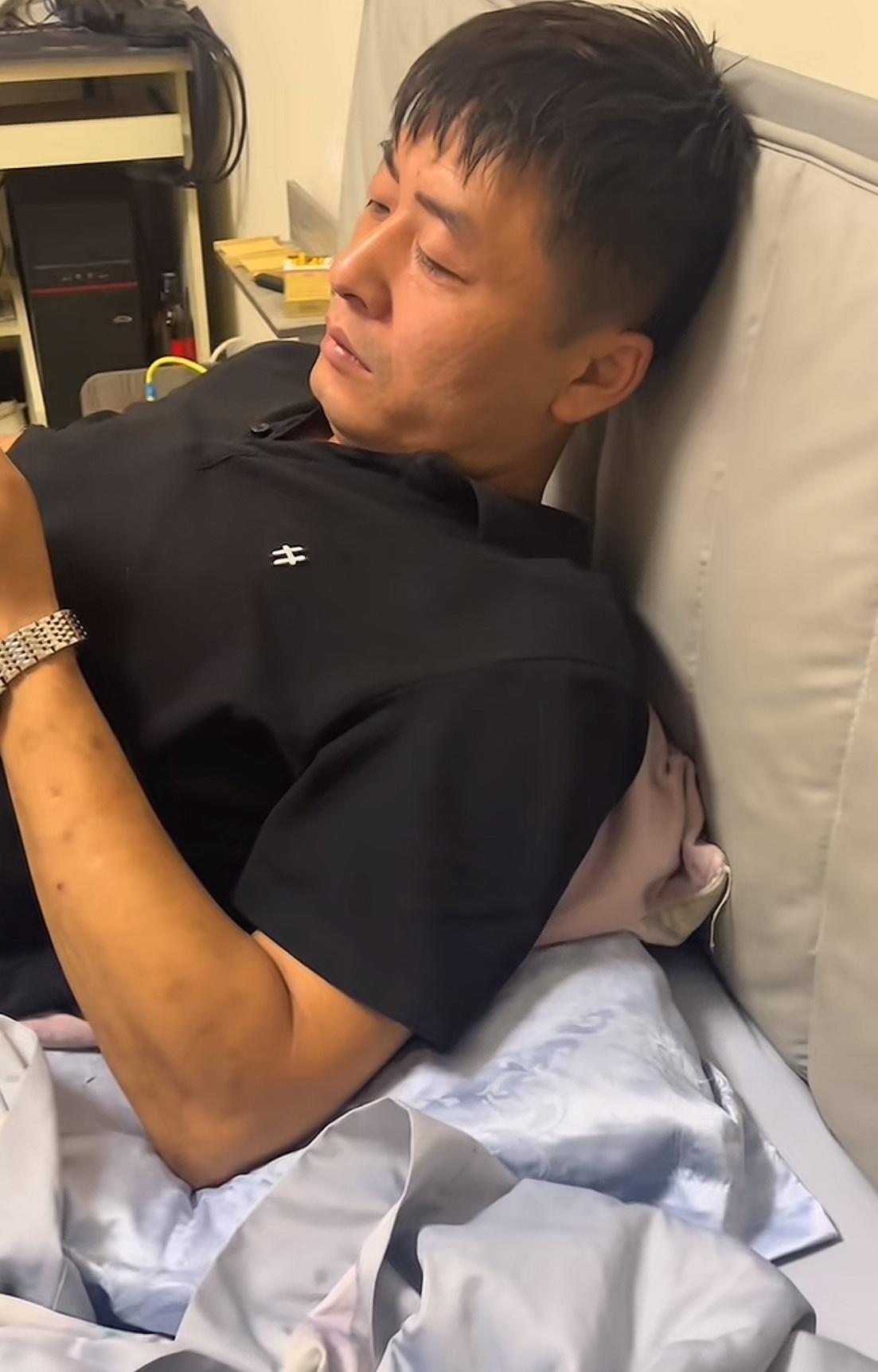 撞脸张雪峰的烧烤摊师傅陈杰，他才是人间清醒，不仅没有破天的流量冲昏头脑。直播不仅