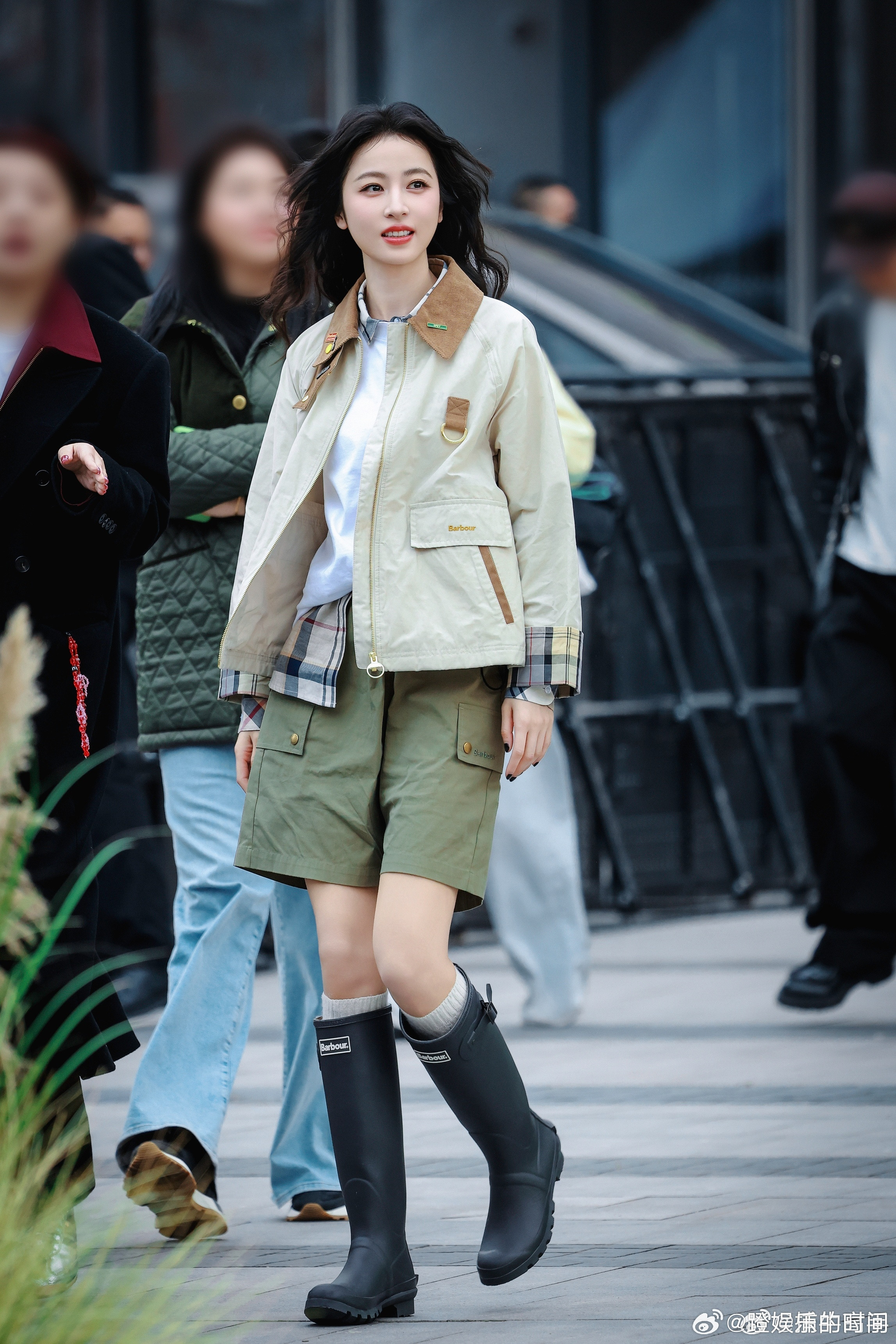 想魂穿周雨彤手里牵着的那只小狗被周雨彤的英伦风硬控了卷毛姐姐蹲下来，小狗跳她怀