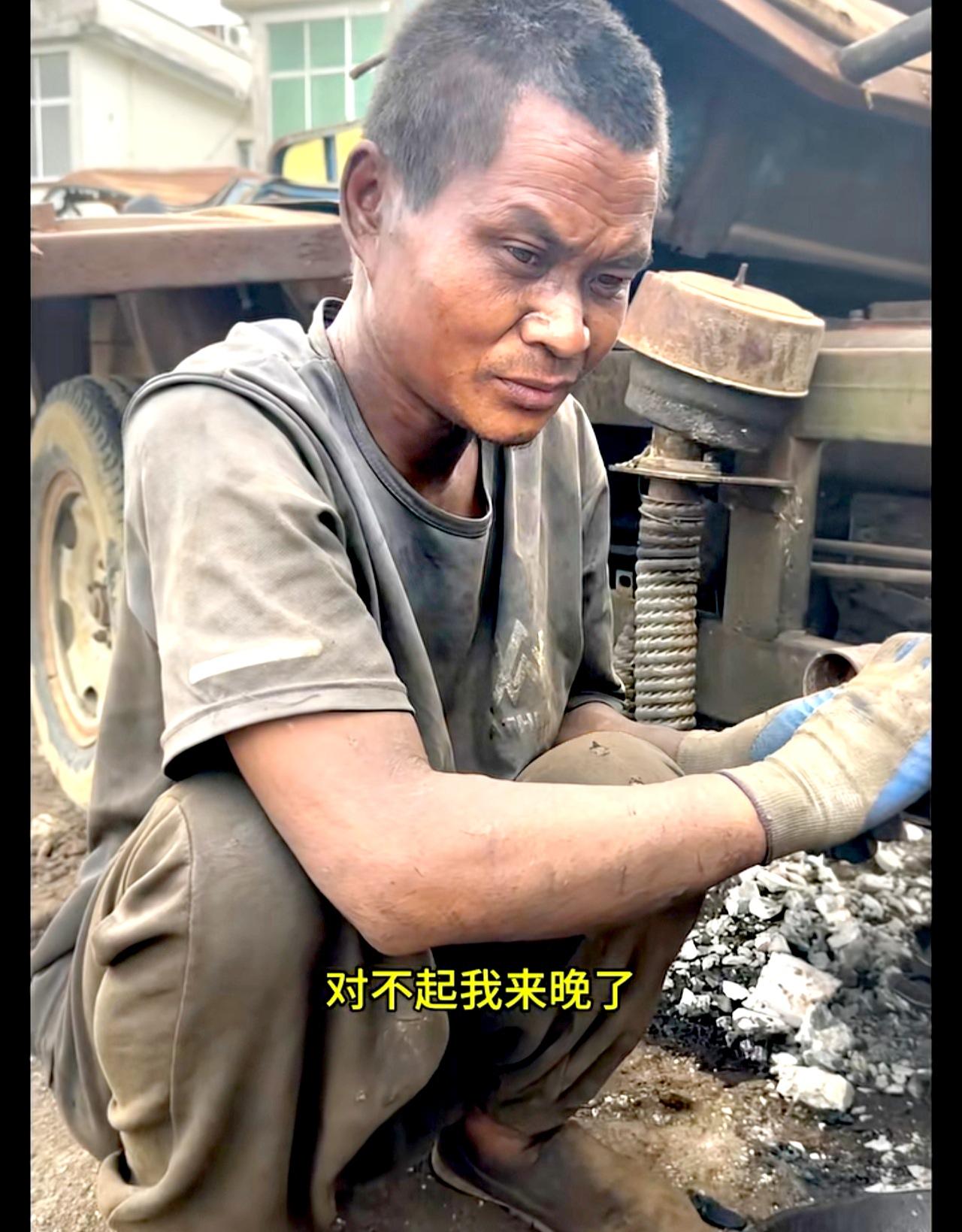 上官正义又曝光了，连说三句对不起就我来晚了！江苏连云港，一废品收购站内的流浪男子