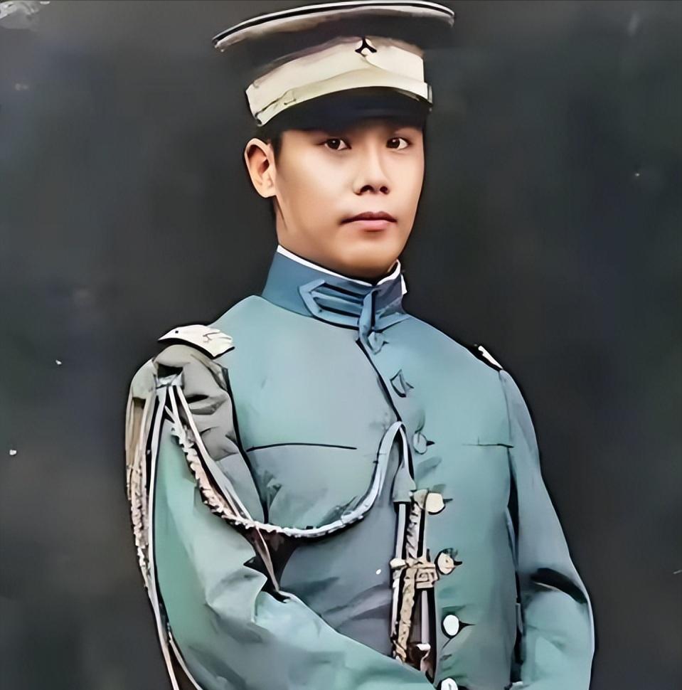 1937年，袁克定败光了父亲袁世凯分下的家产，穷困潦倒的他，在街头遇到一位忠心老