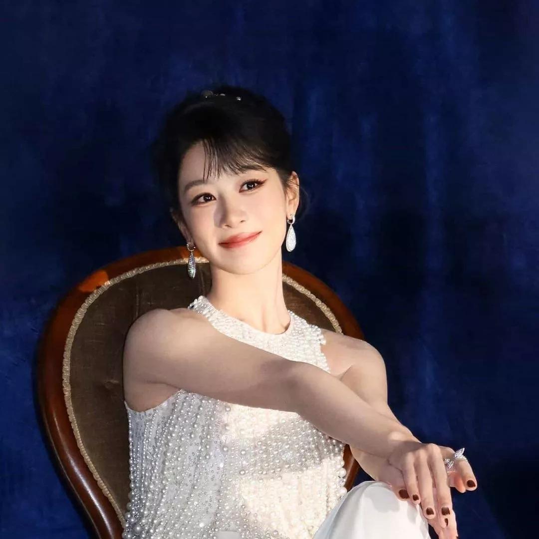 优雅女神，珠宝闪耀，美不胜收典雅珠宝写真温柔系珠宝珠宝美照绿裙珠宝写真珠