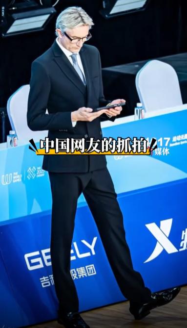 以为是来看比赛的，结果被评委帅到了！成都世运会的拉丁舞赛场，一个身影让全