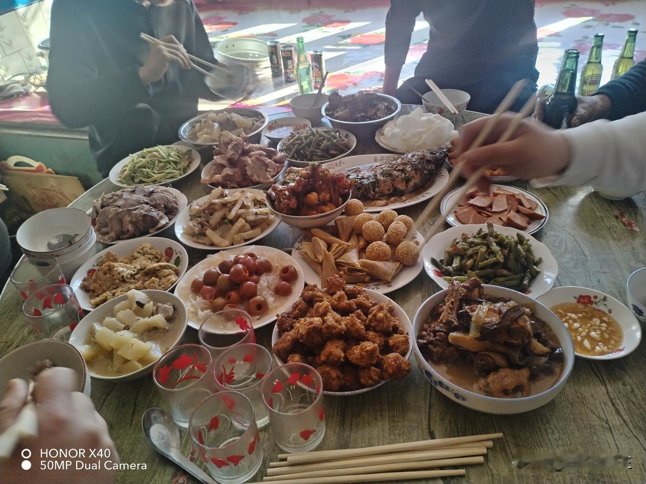 三点钟准时开饭，饭菜摆满了一大桌子，今天还喝了酒。真是太开心了！每年初二都是这么