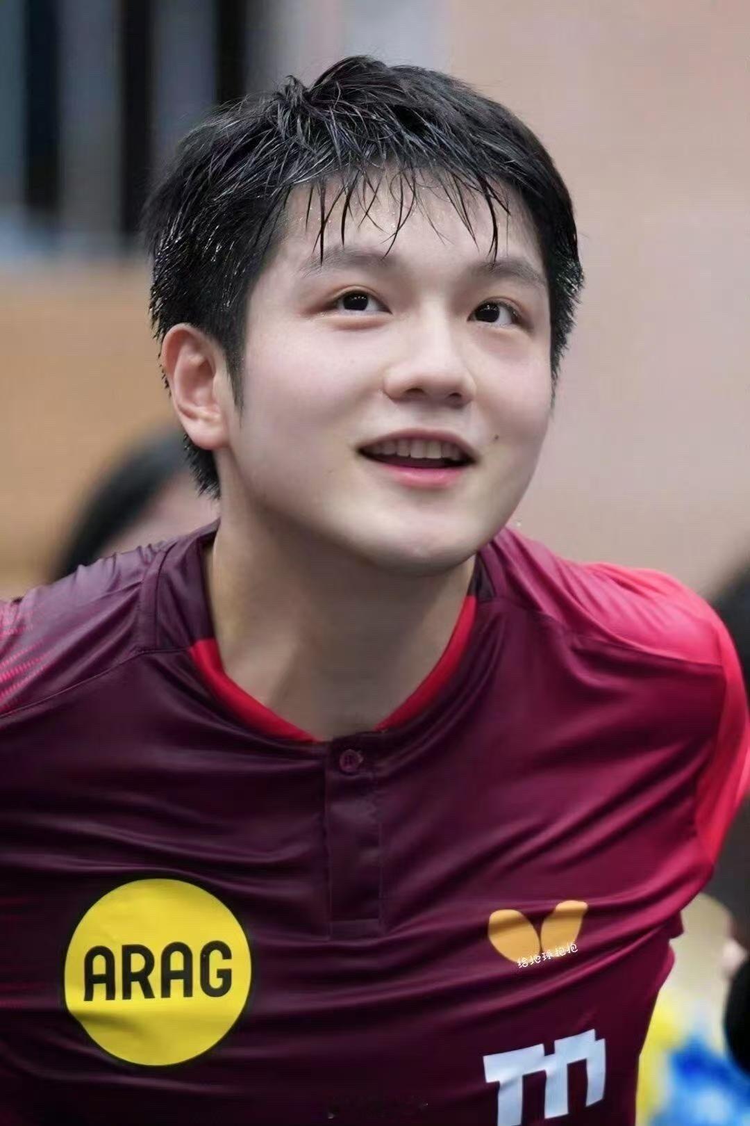 #樊振东回应未来目标##樊振东说这就是我的目标#波尔在宣传片中提问樊振东，多年之后告别赛场，希望被大