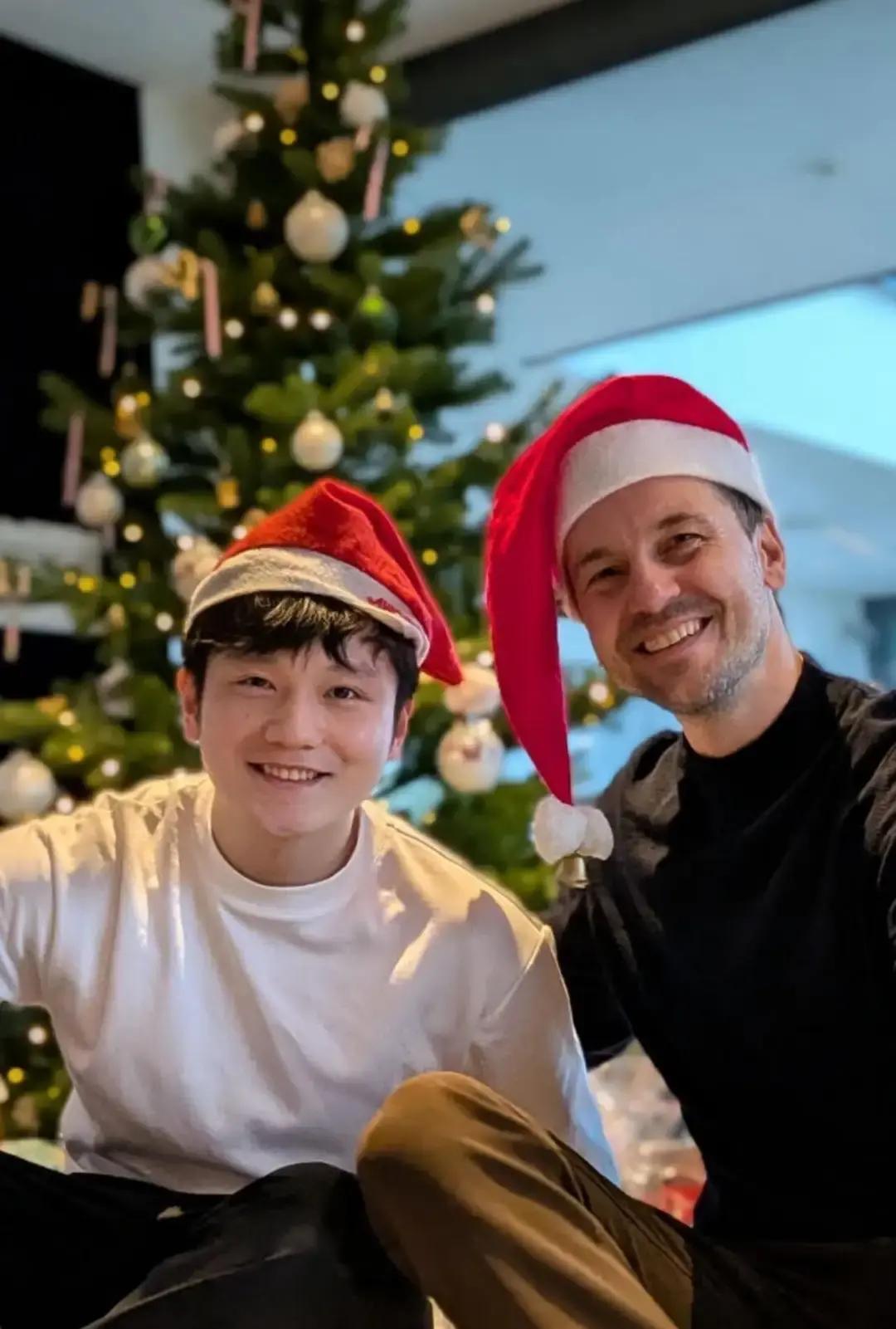波尔直接把樊振东拐回家过圣诞！这俩戴小红帽的合影一晒，微博瞬间破5000万阅读，