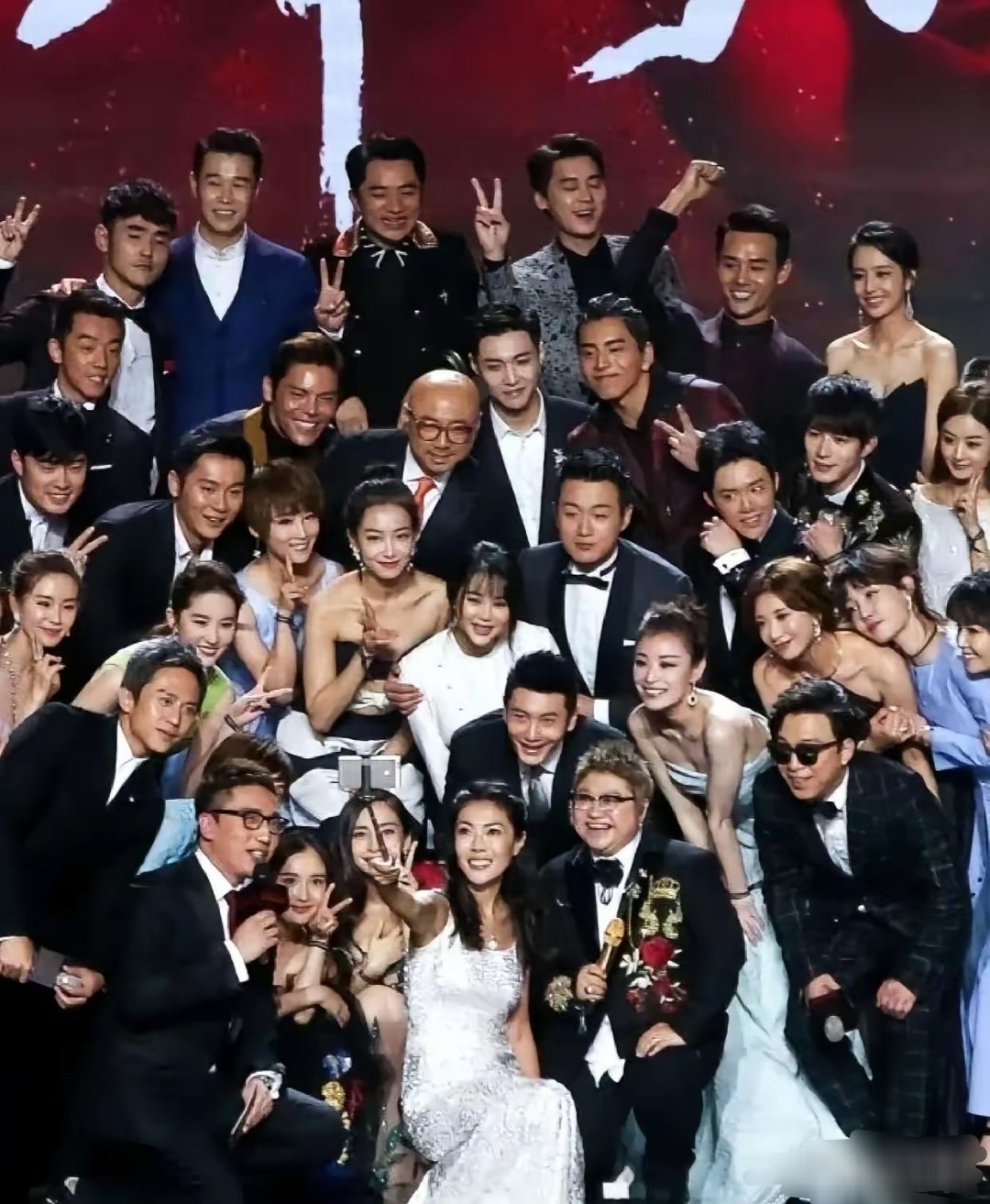 请在这里找赵丽颖，刷到这张照片的时候突然有点感慨，这里真的有一个小小的赵丽颖在角