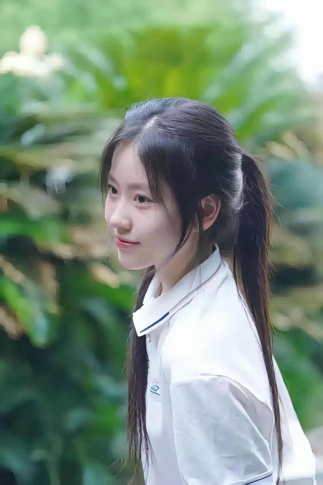 一个扎着马尾的女孩在微笑。小姑娘微笑温柔马尾辫马尾少女风