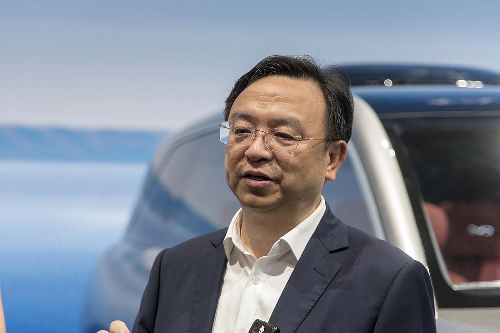 比亚迪总裁王传福接受采访时，曾说：“高中时回家要生活费，嫂子翻箱倒柜，兜里就几毛