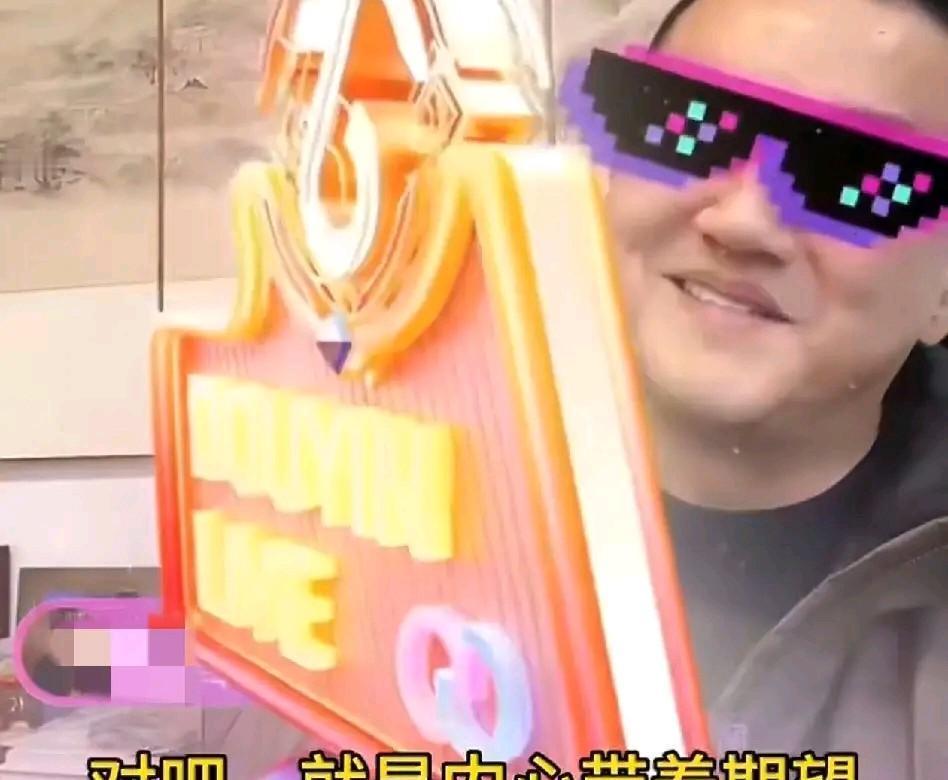 被亲生女儿，拉黑过三次。手机屏幕暗下去的那几秒，李亚鹏说，他听见了自己“爹味”