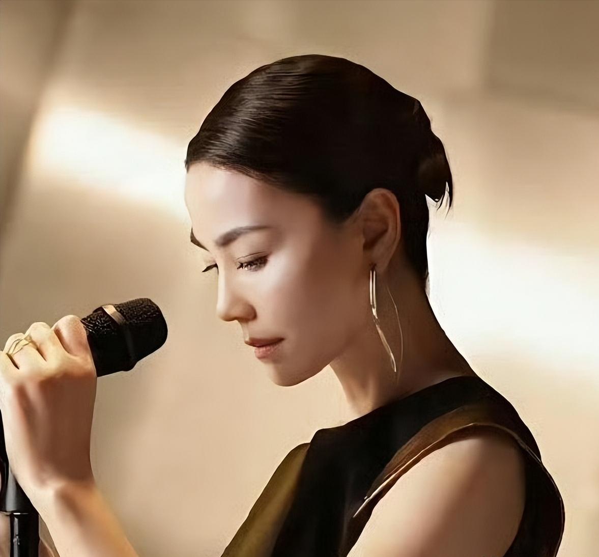 王菲，罕见现身！4月2日中午，歌手王菲，突然冲上了热搜，这次不是因为谢霆锋，