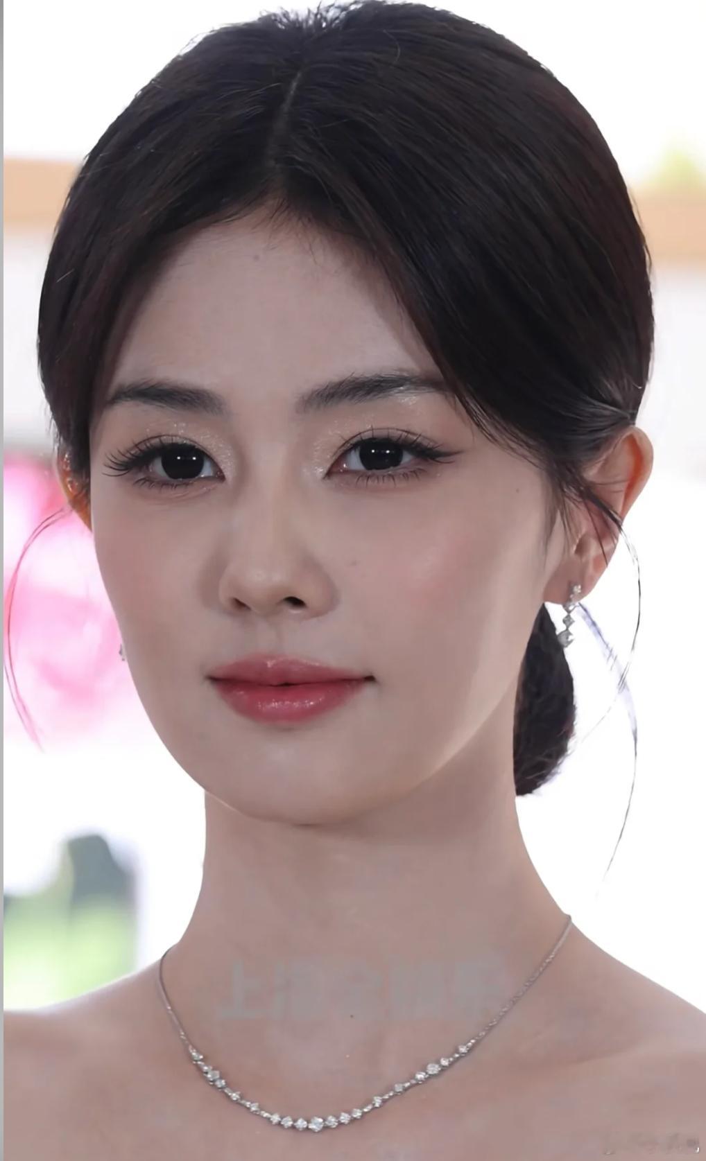 白鹿高清怼脸生图，综艺镜头把人脸拍的好扁平，其实现实面部平整度高五官立体白鹿​
