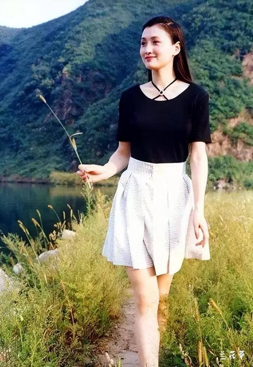 林芳兵今昔对比照，是年轻的漂亮，还是年老的有魅力？林芳兵丈夫李凌，是一位音乐家