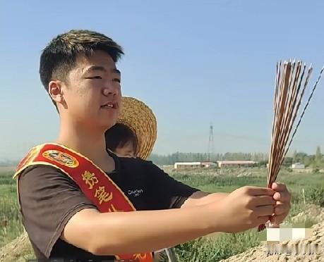 8月8日，新疆石河子，一男生考上军校，开学前特意从乌鲁木齐回到石河子，带着录取通