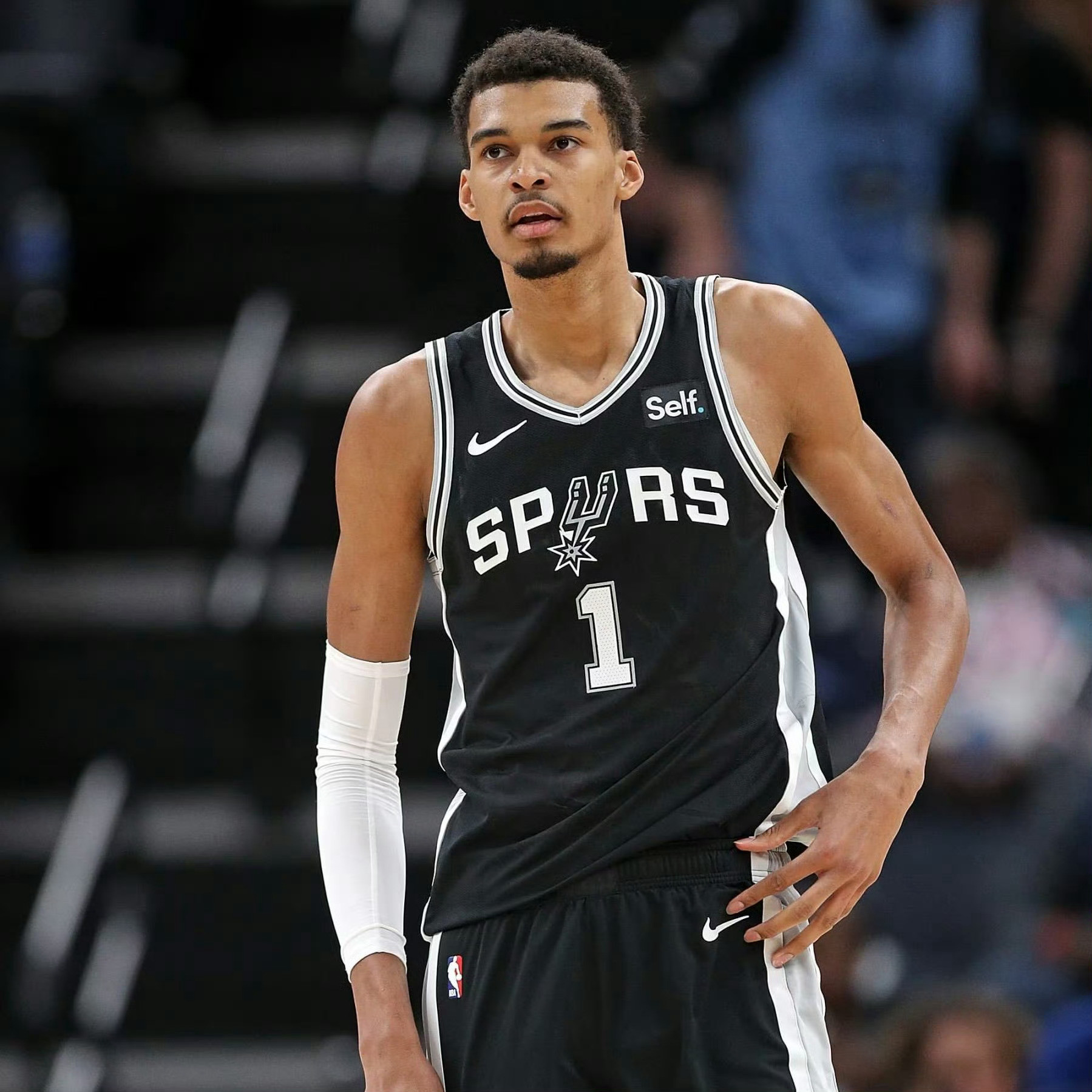 考辛斯：文班有时候在比赛中会给自己增加难度，比如明明不需要多余的动作或运球，他却