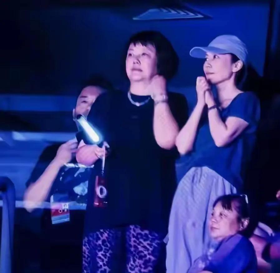 57岁王菲，不去女儿《我是歌手》现场，鸟巢给谢霆锋的演唱捧场最近有人拍到57岁
