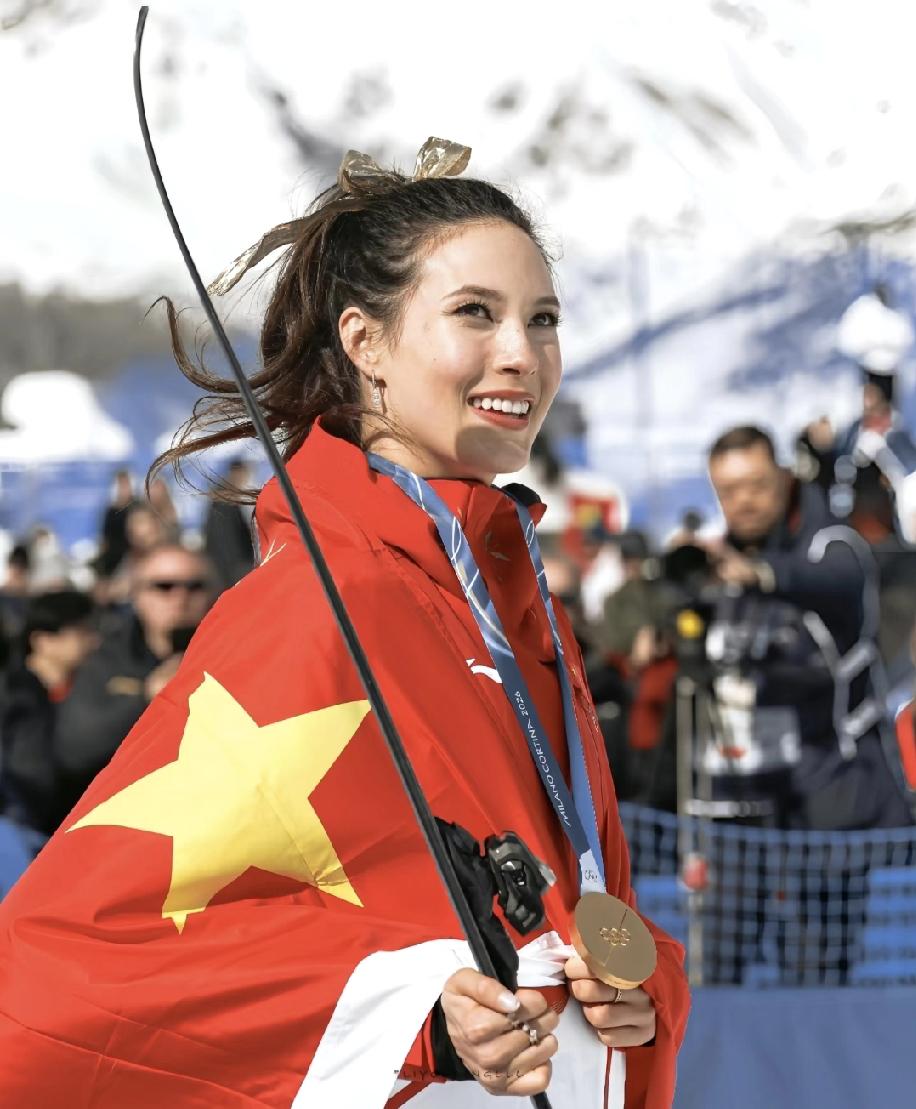 谷爱凌把冬奥会800万奖金全捐了！国家体育总局:金牌50万、银牌各20万。北京市