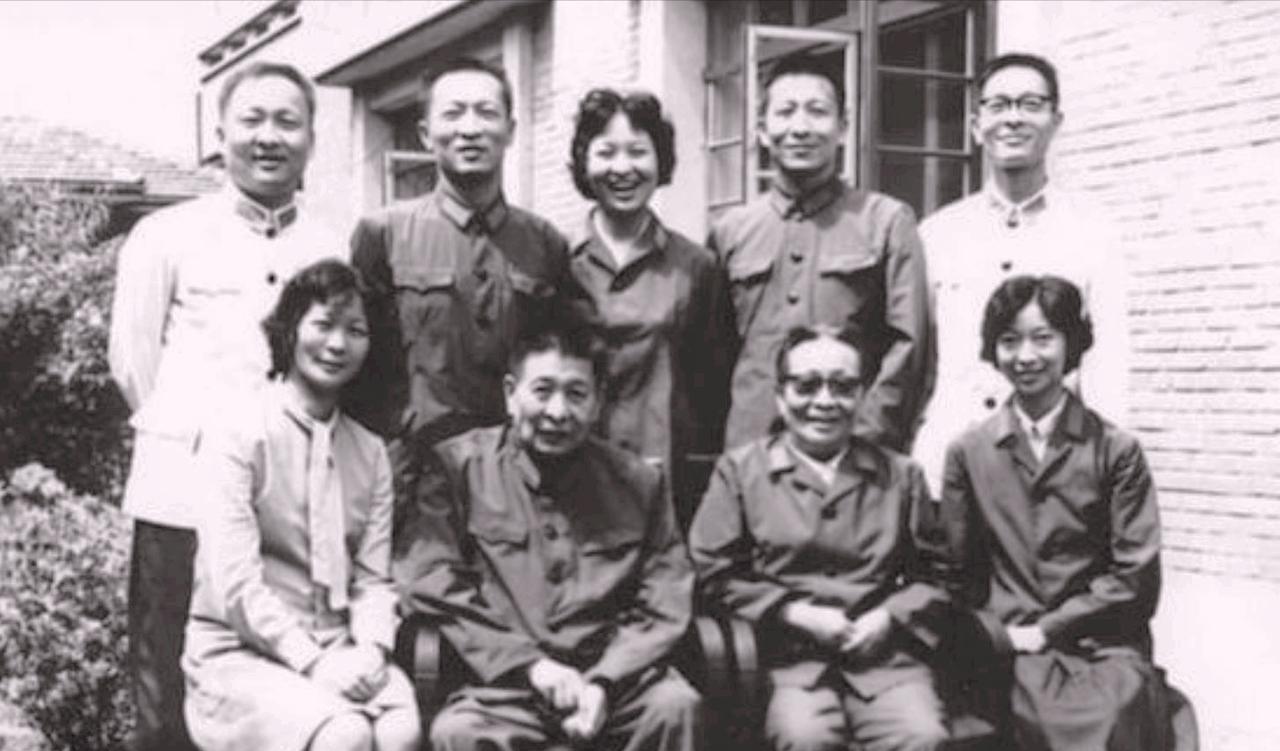 1961年，军事科学院副政委钟期光上将的大儿子报名参军，秘书提议：“首长，把‘狗