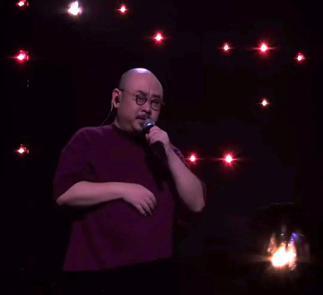 娱乐圈的残酷，在刀郎身上应验了！昨晚，刀郎的演唱会在重庆站完美落幕。台下荧光棒