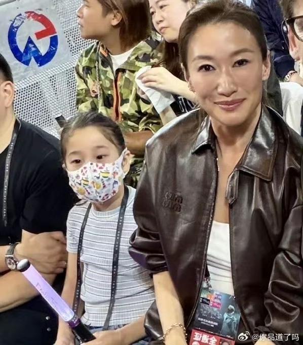 谢霆锋妹妹现身深圳她旁边坐着的是老公和女儿！不过女儿的亲生父亲不是他，他是继父，