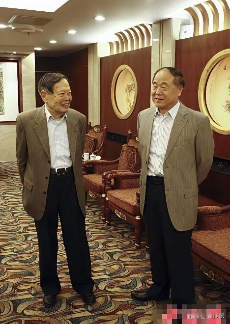 国内两位诺贝尔奖获得者高人对话，一位是物理领域的大咖杨振宁，一位是文学领域的大咖