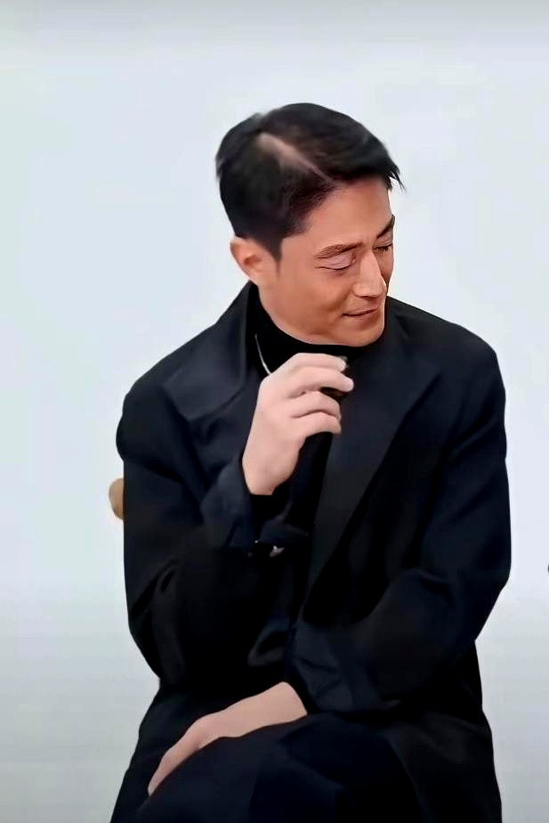 看到霍建华如今这副糙汉模样，真是让人大跌眼镜才四十六岁的人，头顶有点秃不说，连脸上的褶子都堆在一块儿