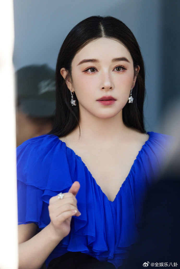 阚清子被拒绝14次阚清子乘风一公队长认真邀请每一位姐姐，被拒绝也笑着接受，阚清子