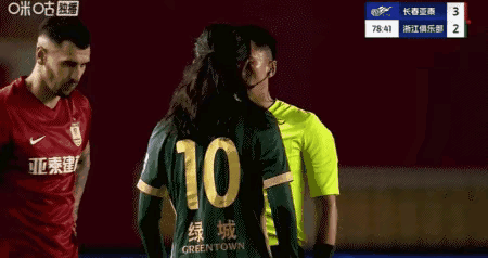 李提香硬杠马宁，够爷们儿。比赛第79分钟，马宁响哨，判李提香犯规，出示黄牌。