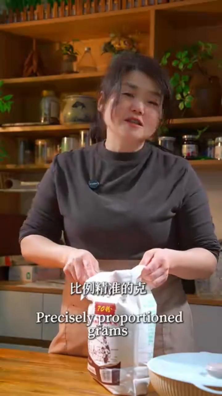 小笼包酱肉。一半生肉加一半熟肉混在一块，出锅就是孩子上学早餐最爱吃的小笼包了。