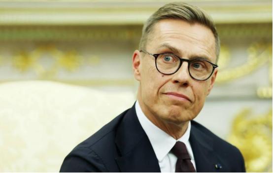 江湖传闻是真的？芬兰总统爆出猛料，美制战机能不能飞美国说了算 瑞士达沃斯的雪