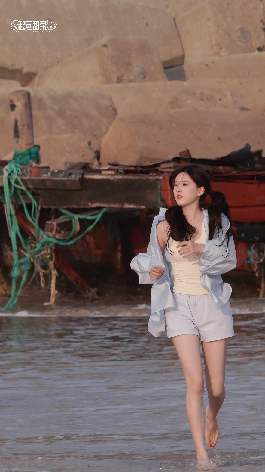 赵露思海边随拍美照
