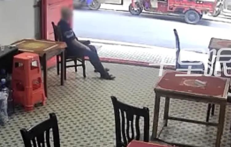 你扶了，就得赔！八月十七号，一个上了年纪的老人，身体本来就不舒服，走到街边