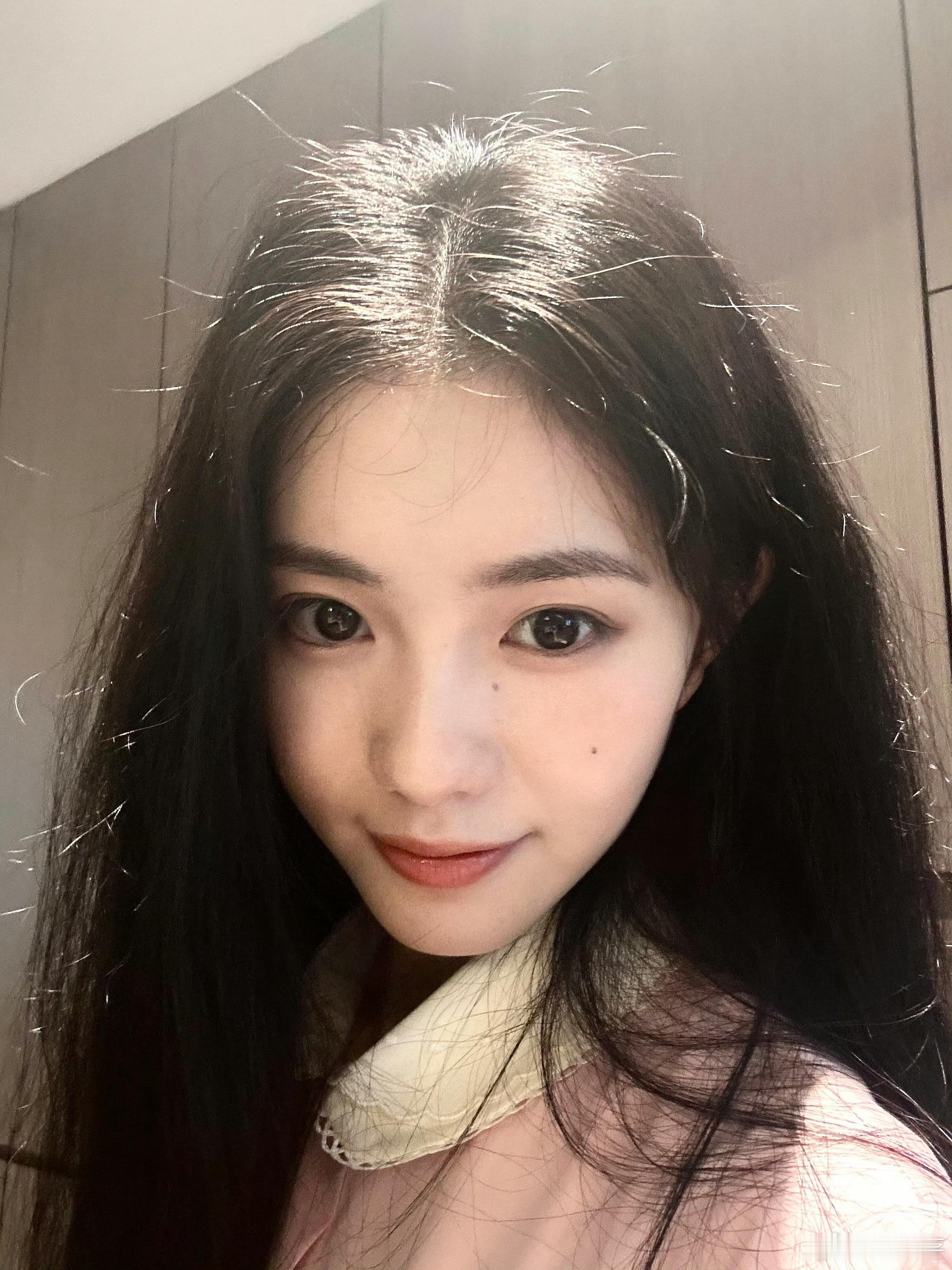 刘浩存炸毛四宫格好多人端午刷到这组炸毛四宫格自拍，瞬间被这份毫无修饰的软萌戳中了