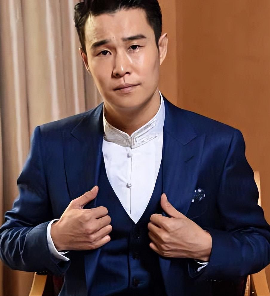 主持人鲁豫，问小沈阳，你买的第一台车，花了多少钱。小沈阳说，花了十六万，是一台二