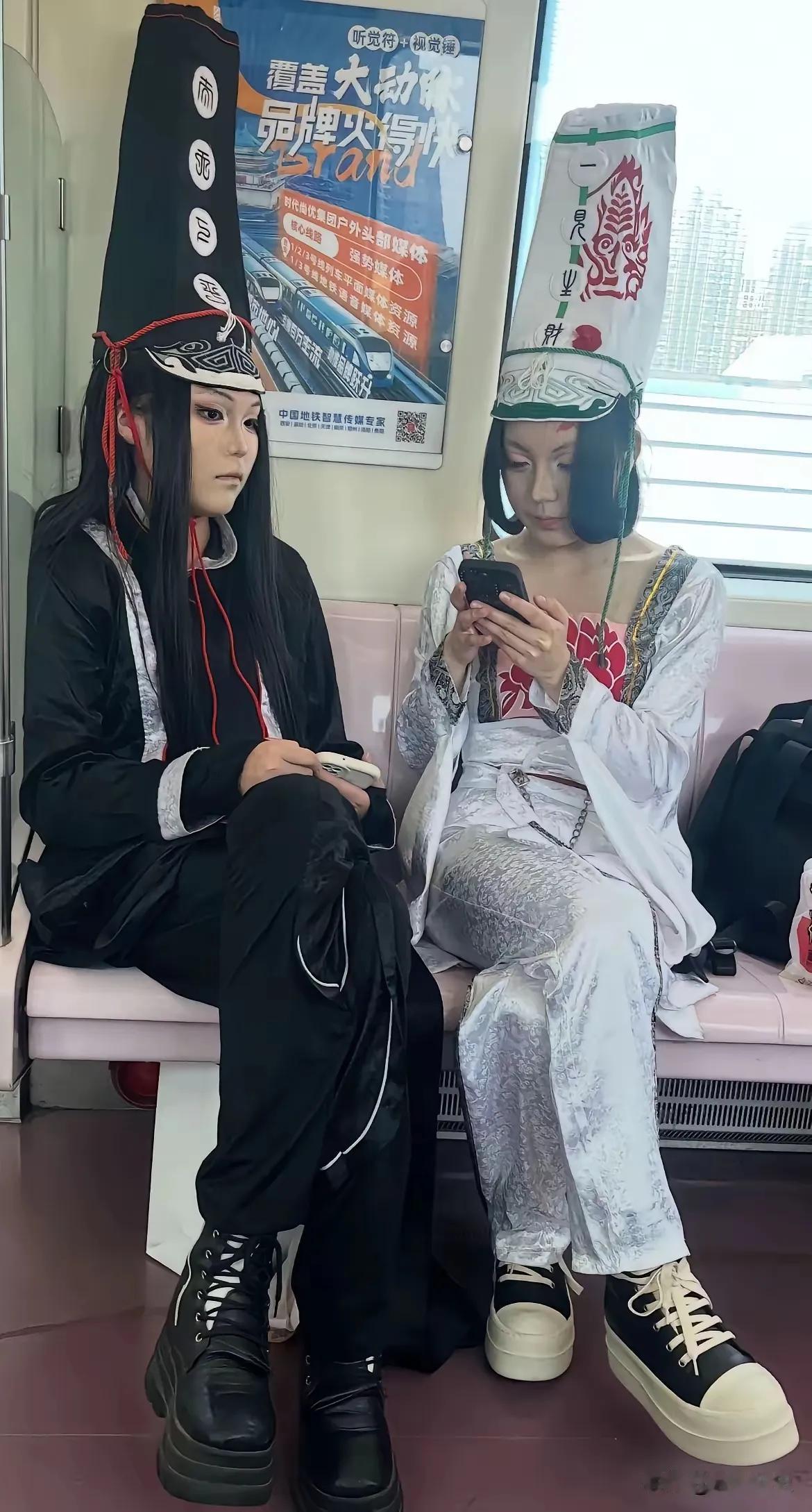 我滴个乖乖！这是哪里放出来的？怎么会出现在地铁上！！瘆得慌！