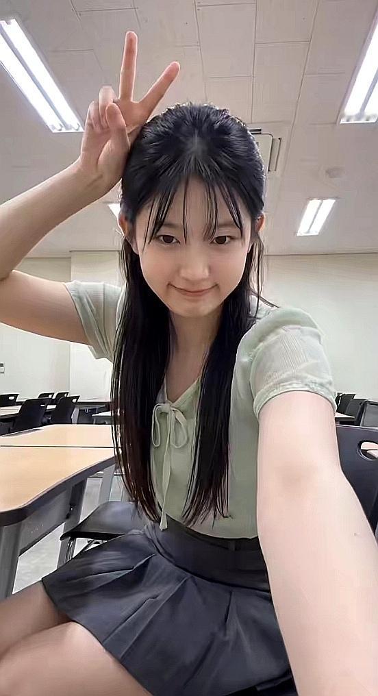 可爱小女孩比[比心]。