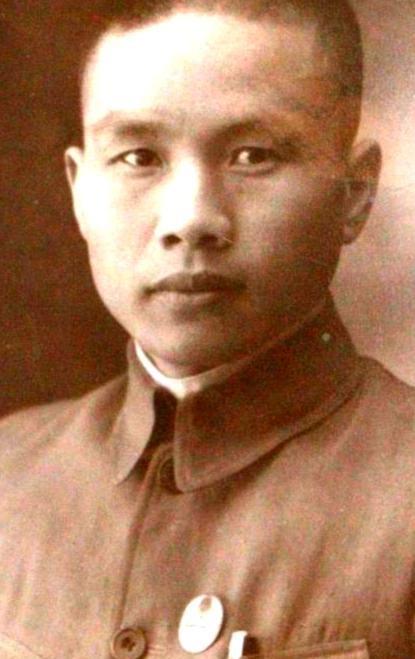 1948年，军统少将周镐突然人间蒸发，妻子认为他是远赴台湾，殊不知丈夫早已在19
