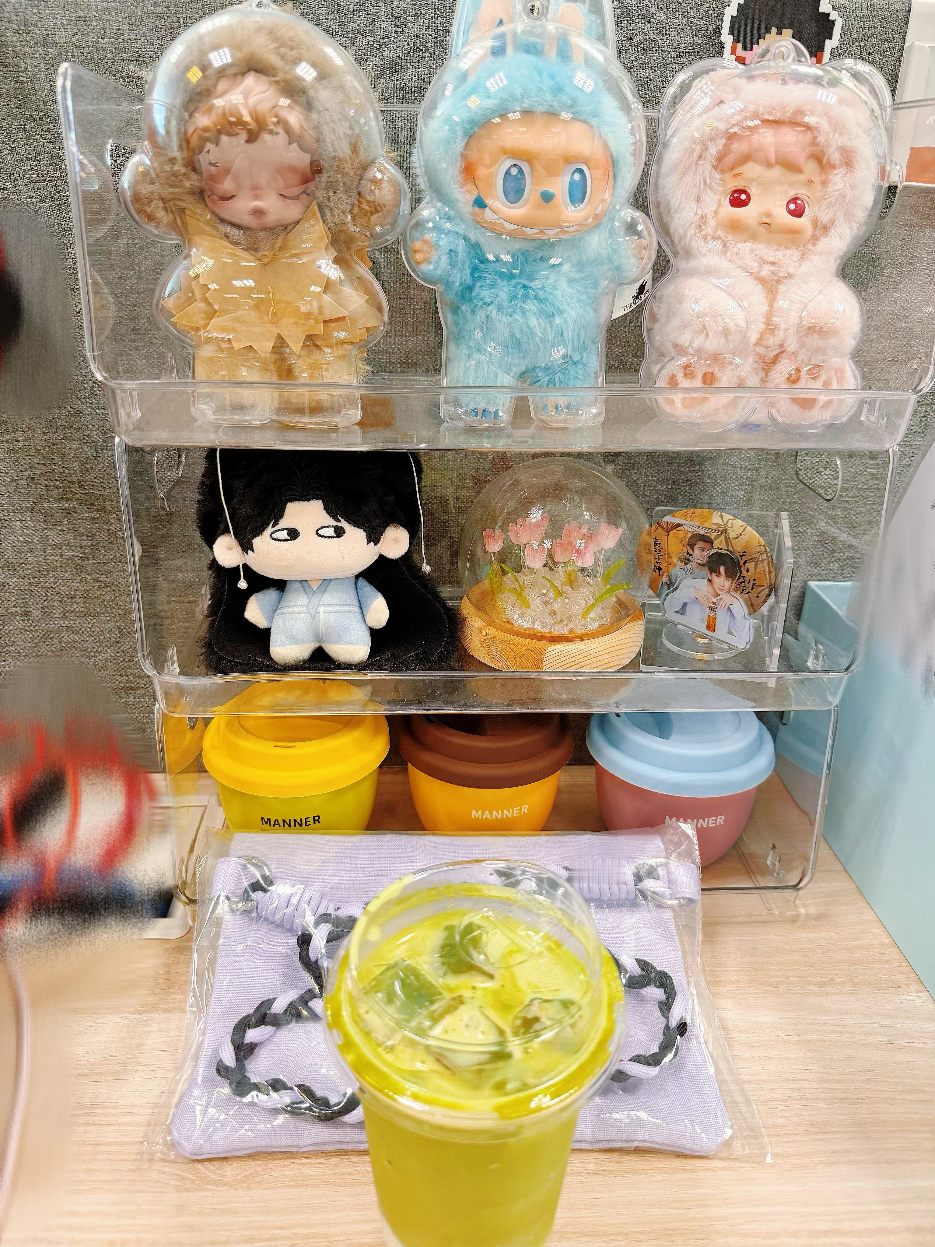 桌面更新了一下下…放了个大大的成毅，这次更醒目了，同事走过来看到说，成毅啊（照片