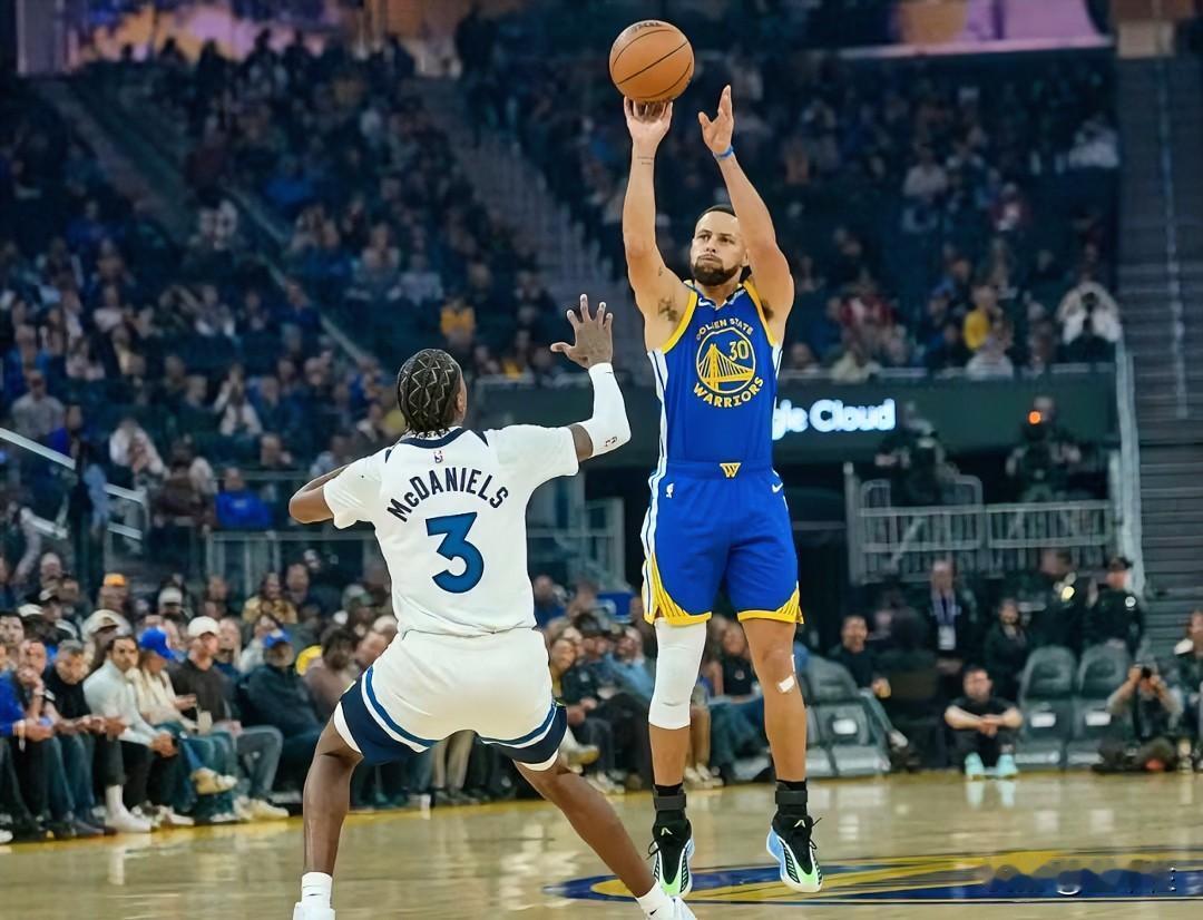 勇士和森林狼这场比赛就是——体系VS单打！勇士没天赋用体系做加法，森林狼有天赋没