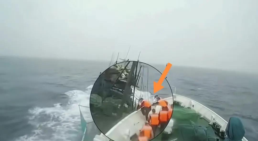 猛冲！中国海警船与菲律宾船对峙，其中三名我海警先后跳到菲律宾船尾部执法。
